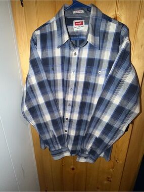 Wrangler Blue & White Plaid Button-Up Shirt- Size XL- Long sleeve